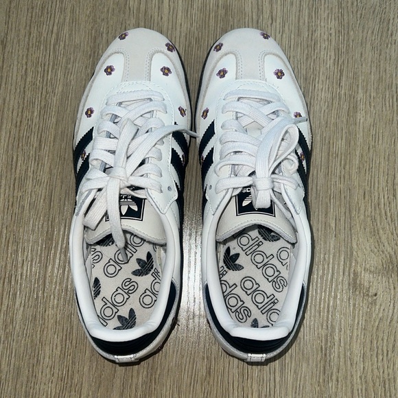 Samba OG Shoes With Flower Appliqués - Picture 5 of 7